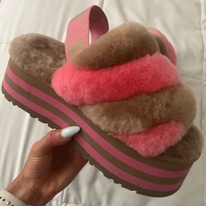 UGG PLATFORM SLIPPERS